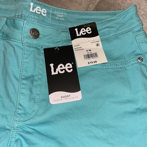 Lee Brand, mid rise shorts with cuffed hem that can be worn up or down, size 6 - Picture 2 of 9